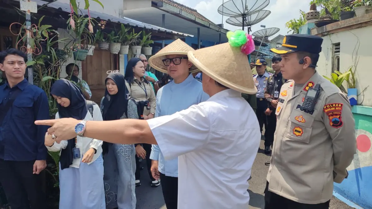 Wamendagri didampingi wali kota saat meninjau Kampung Jambon Gesikan, Kamis (16/4).

&nbsp;