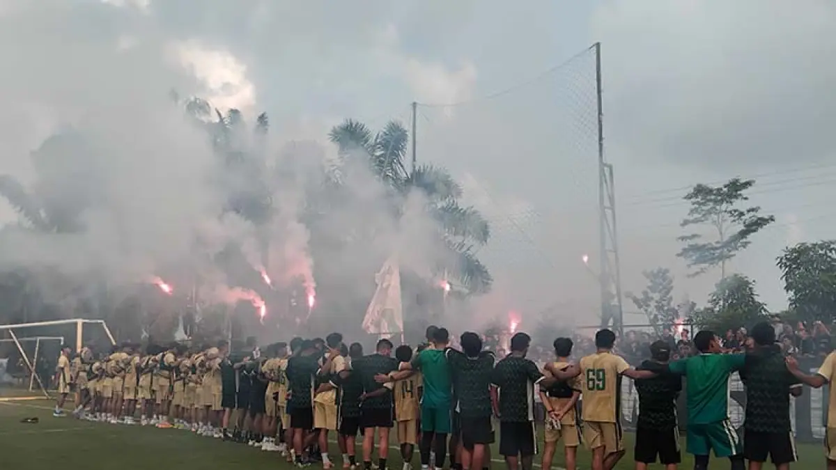 BERI SEMANGAT: Para pemain PSS Sleman saat menemui suporter usai latihan rutin di Lapangan Pakembinangun, Pakem, Sleman, Jumat (17/4/2026) sore. (Rizky Wahyu/Radar Jogja)
