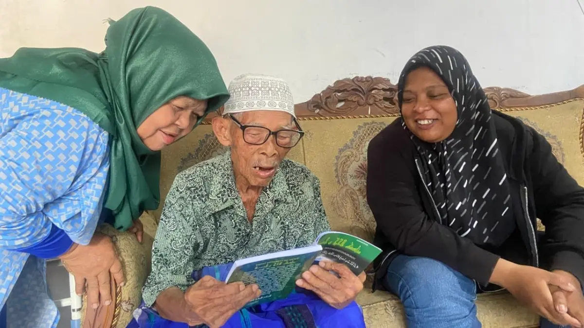 Calon Jemaah Haji tertua di DIJ Mardijiyono Karto Sentono sedang berlatih membaca ayat untuk persiapan naik haji Jumat (17/4)&nbsp;- Cintia Yuliani/Radar Jogja

