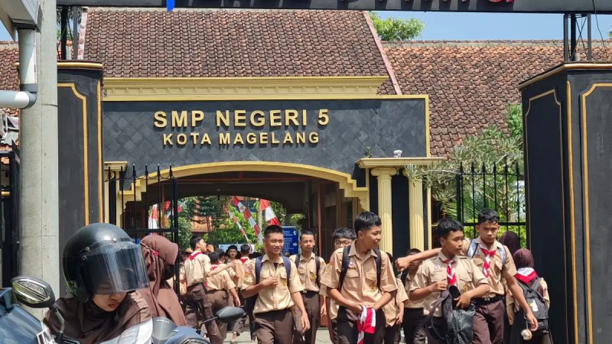 INTERAKTIF: Siswa SMPN 5 Magelang berbondong-bondong keluar sekolah sambil bercanda dan menunggu jemputan setelah kegiatan belajar mengajar. (NAILA&nbsp;NIHAYAH/RADAR JOGJA)