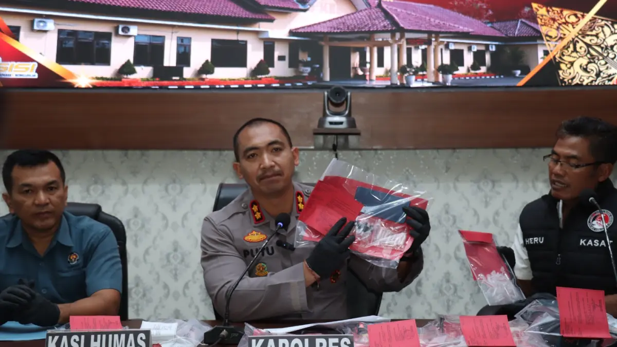 Kapolres Kebumen AKBP I Putu Bagus Krisna Purnama memimpin konferensi pers pengungkapan kasus narkotika dengan tersangka warga Desa Muktisari, Kecamatan Kebumen (Dokumentasi Polres Kebumen).