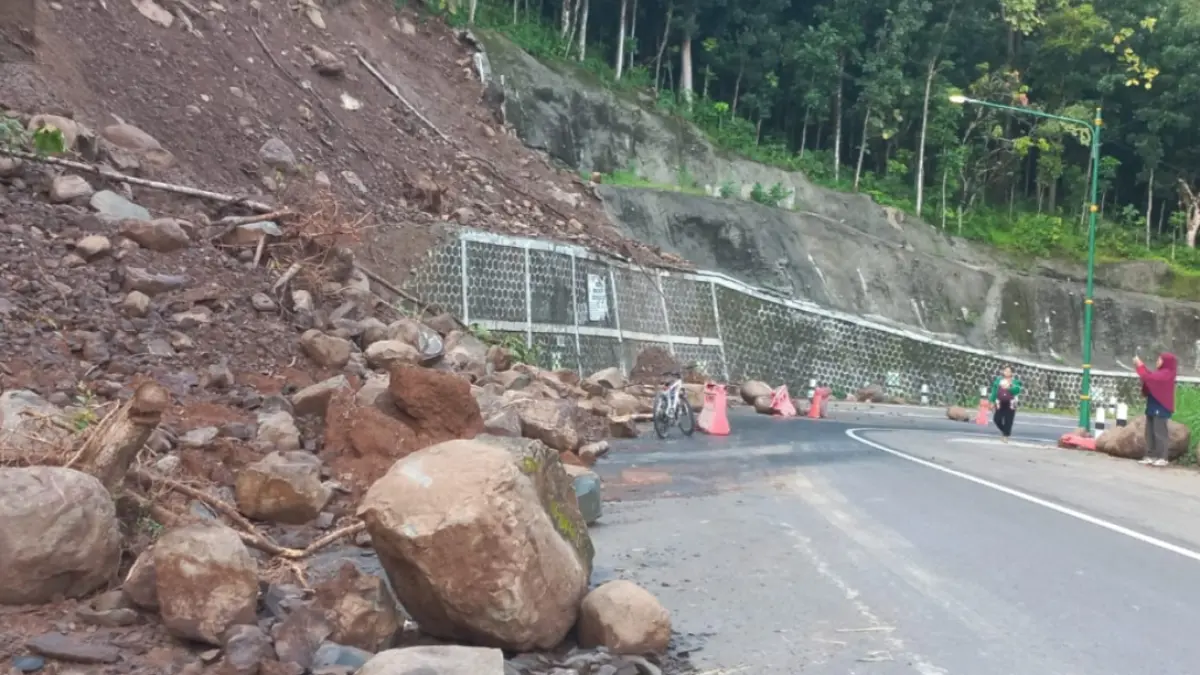  Longsor susulan kembali terjadi di ruas Jalan Wonosari-Wedi-Klaten atau Jalan Baru Clongop pada Jumat pagi (17/3).