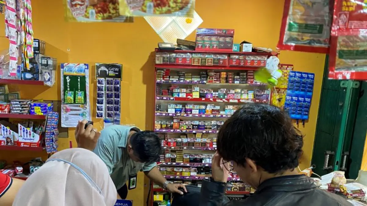 OPERASI:&nbsp;Petugas Satpol PP Kota Jogja saat melakukan operasi rokok ilegal di toko kelontong Kamis (16/4). (DOKUMENTASI SATPOL PP KOTA JOGJA)