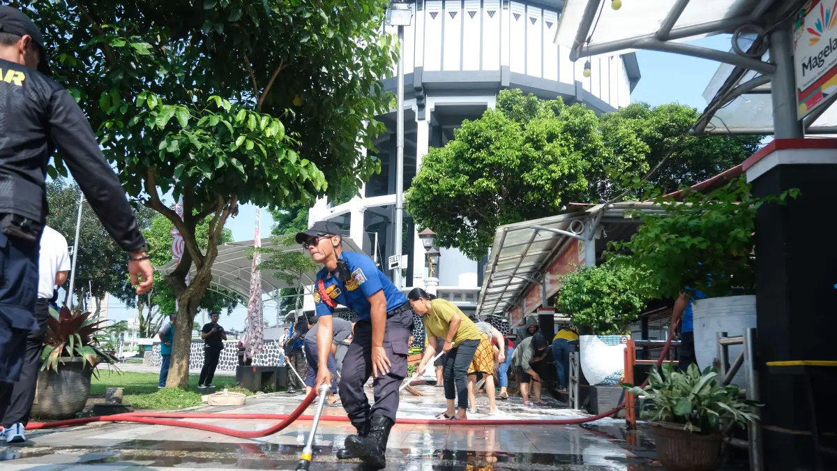 Para pejabat hingga warga bahu-membahu membersihkan pasar hingga selter kuliner, Jumat (17/4).