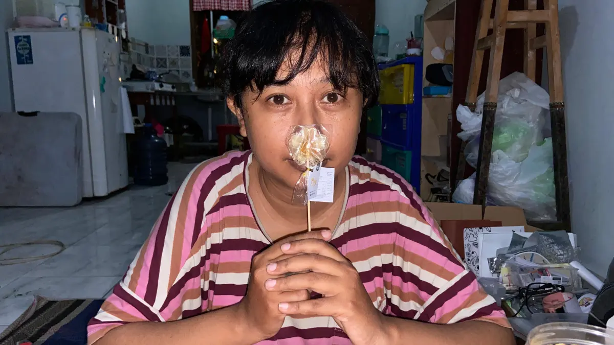 Pemilik produk permen Midori Hejo Ester Kurniarini&nbsp; sedang memegang permen buatannya