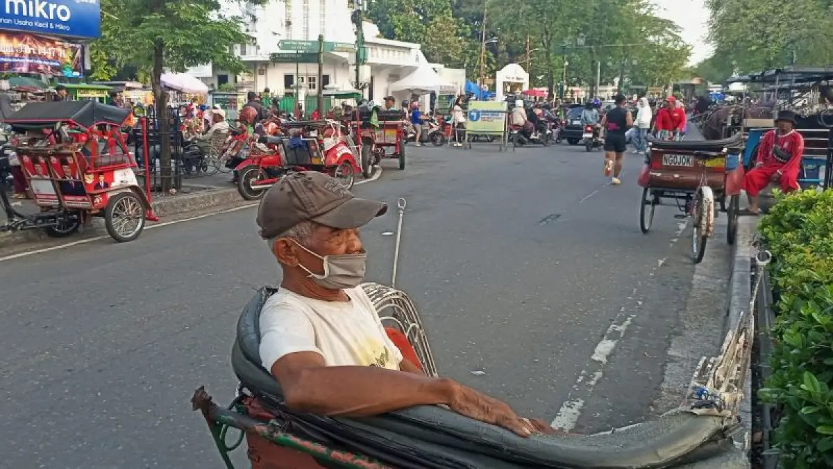 Pengayuh becak mengenakan masker saat menunggu penumpang di kawasan Malioboro, Kota Jogja Jumat (17/4). Musim kemarau panjang meningkatkan risiko ISPA akibat udara kering, debu, dan polusi.&nbsp;(GUNTUR AGA TIRTANA/RADAR JOGJA)