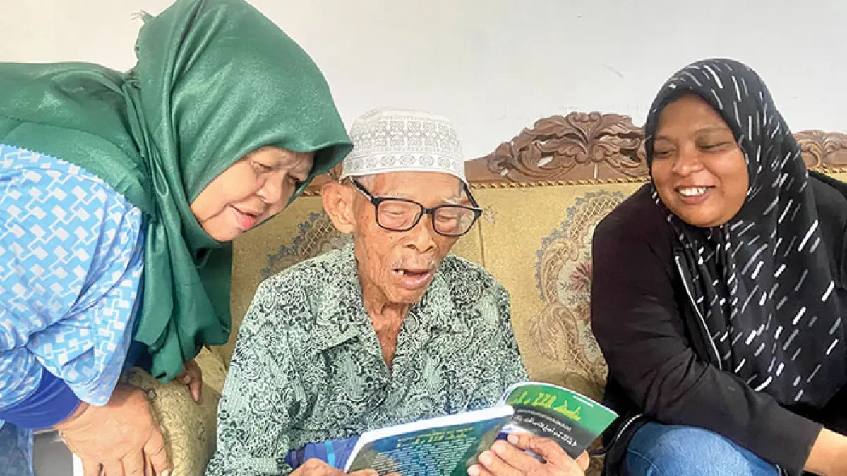 PERSIAPAN: Mardijiyono Karto Sentono sedang membaca buku panduan haji dan doa-doa untuk persiapan keberangkatan ke Tanah Suci, Jumat (17/4). (Cintia Yuliani/Radar Jogja)