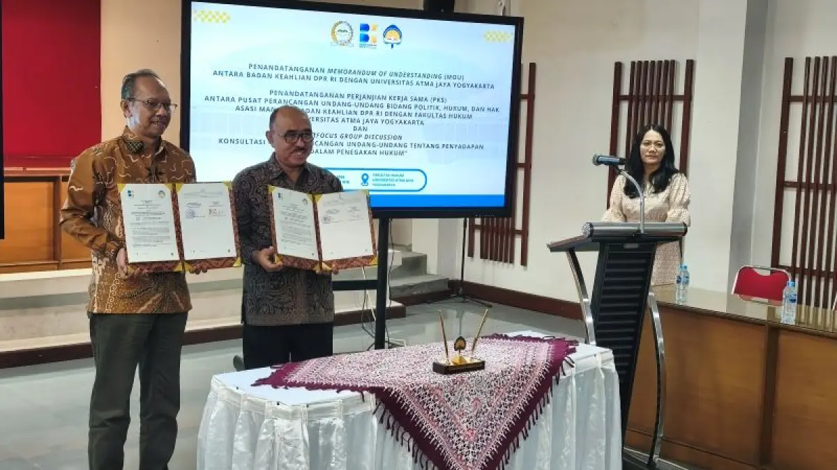 Perwakilan Badan Keahlian DPR RI menggandeng Universitas Atma Jaya Yogyakarta (UAJY) menandatangani nota kesepahaman (MoU) Jumat (17/4). (Fahmi Fahriza/Radar Jogja)