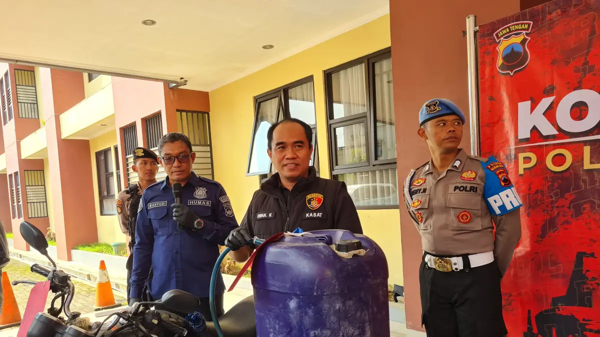  Seorang warga nekat menimbun BBM dari berbagai SPBU untuk dijual kembali dengan harga yang lebih tinggi.