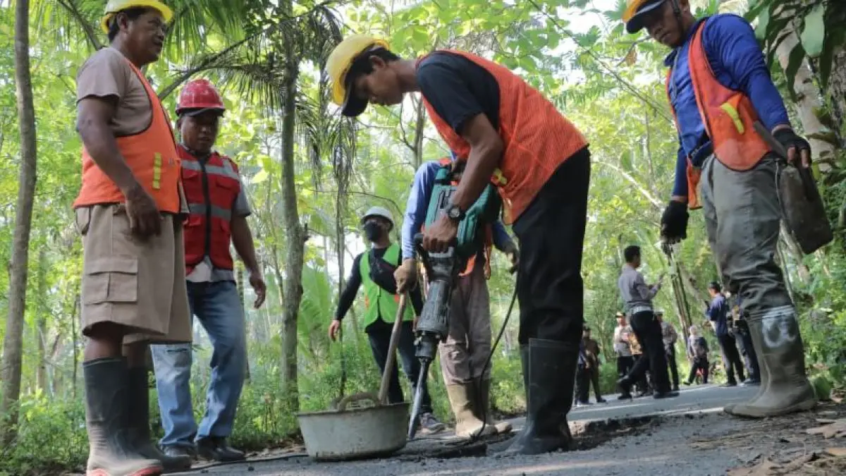 SIDAK: Wakil Bupati Kulon Progo meninjau ruas jalan yang mendapat perbaikan tahun ini. (Dokumentasi Pemkab Kulon Progo)