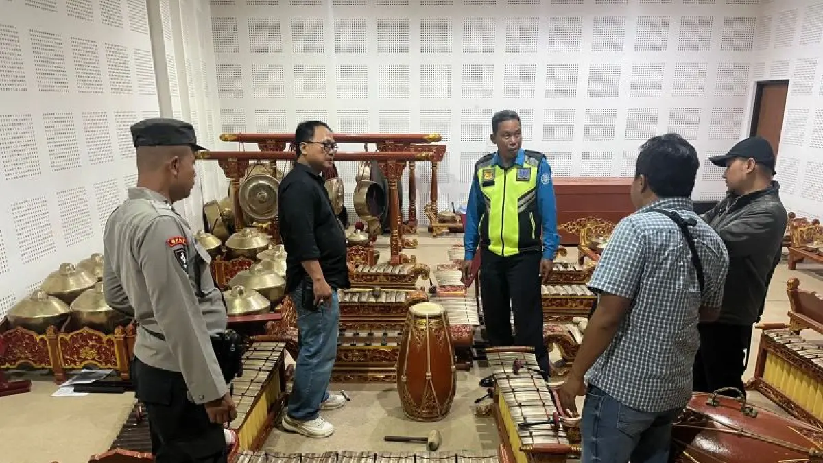 TKP: Petugas saat mengecek tempat kejadian perkara pencurian demung gamelan di FIB UGM. (Dokumentasi Polresta Sleman)