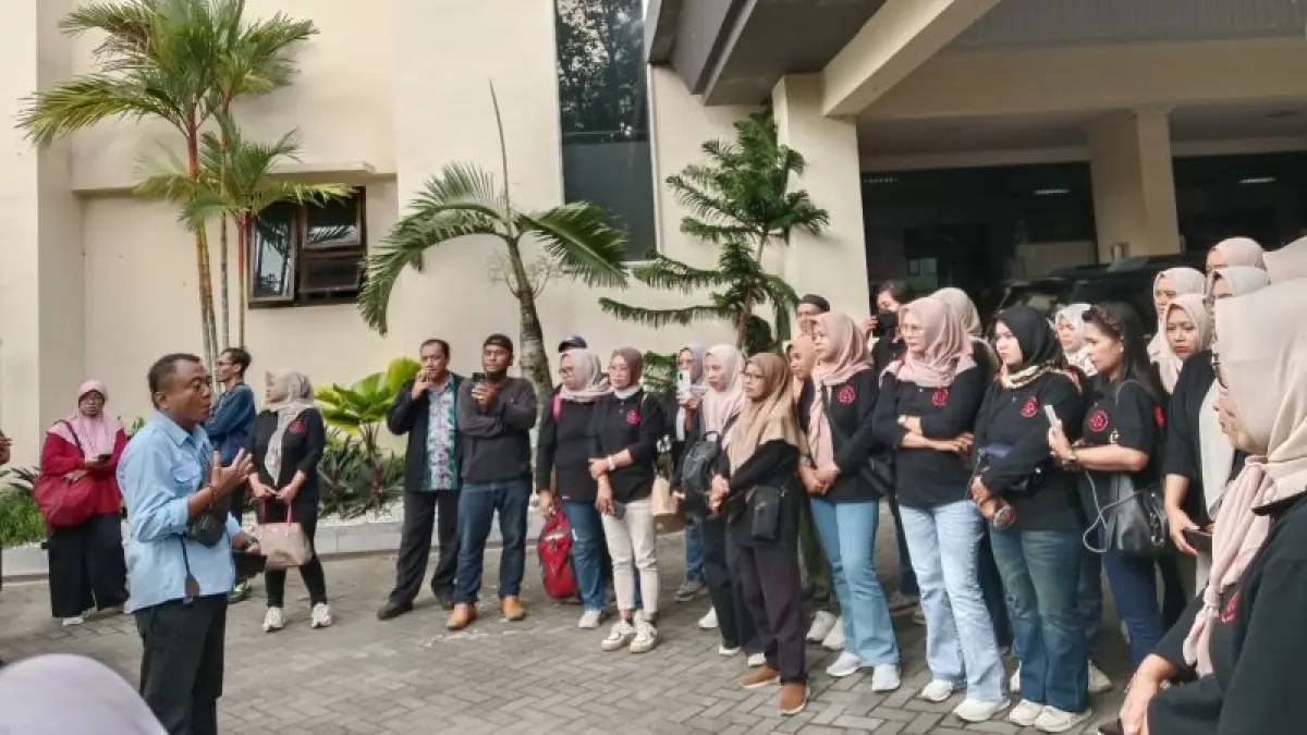 TUNTUT HAK: Konsolidasi pegawai PT MTG usai mediasi yang gagal di Kantor Disnaker Sleman Jumat (17/4).&nbsp;(Delima Purnamasari/Radar Jogja)