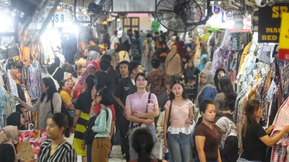 Wisatawan mengunjungi Pasar Beringharjo sisi barat, Kota Jogja Jumat (17/4). Rata-rata lama tinggal wisatawan di Kota Jogja tercatat 1,77 hari, belum sesuai dengan target Dinas Pariwisata Kota Jogja. (GUNTUR AGA TIRTANA/RADAR JOGJA)&nbsp;