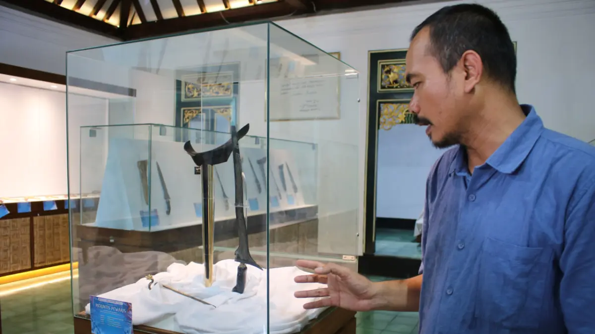Taufiq Hermawan, Kurator Pameran Keris Merintis Pewaris 2026 sedang menjelaskan tentang salah satu keris yang dipamerkan di Graha Keris Jogjakarta, Panembahan, Kraton, Jogjakarta, Sabtu (18/4/2026). Pameran ini diselenggarakan untuk mengungkap dan merawat keris yang empunya merupakan perempuan. Total keris yang dipamerkan berjumlah 40 keris. (Ulfatuzzahra)