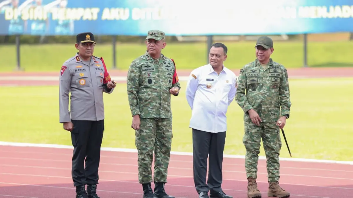 Gubernur Jawa Tengah Ahmad Luthfi mendampingi Presiden Prabowo Subianto dalam kegiatan Retret atau Kursus Pemantapan Pimpinan Daerah (KPPD) Ketua DPRD Seluruh Indonesia di Akademi Militer (Akmil), Magelang, Sabtu (18/4/2026)