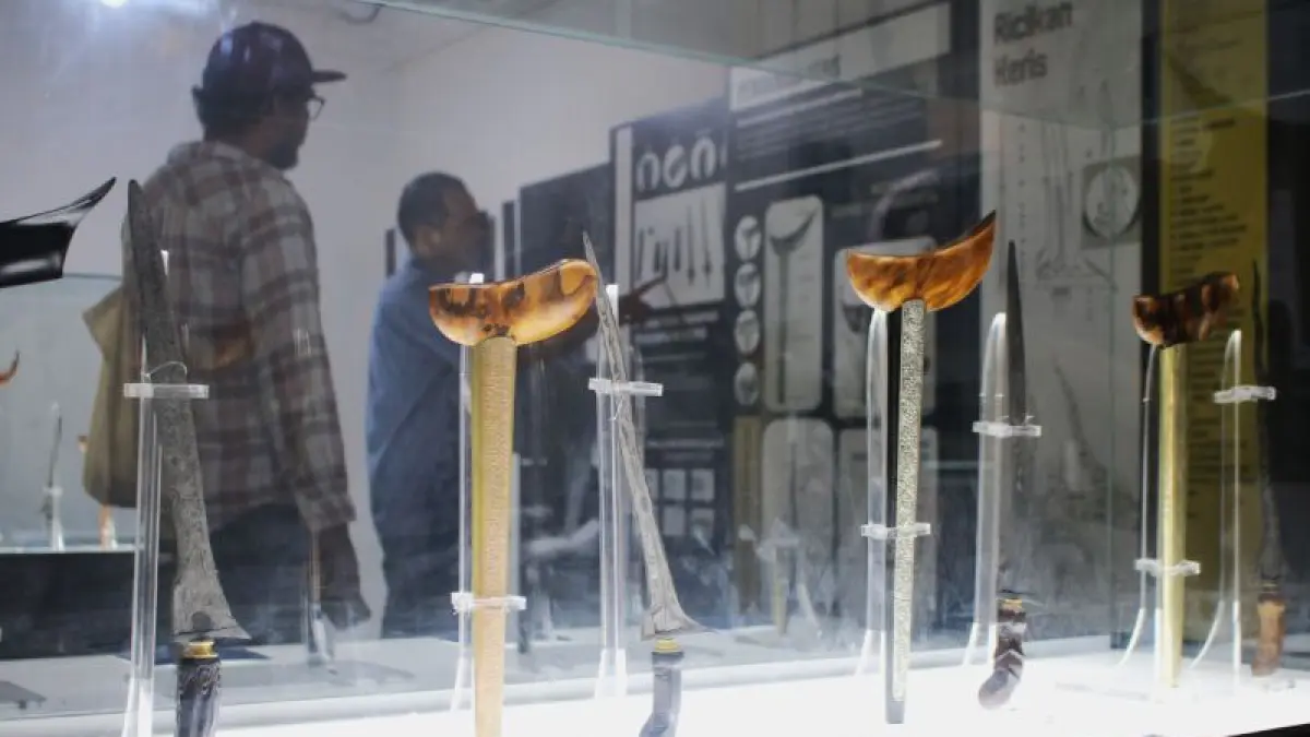 Keris-keris yang dipamerkan di Pameran Keris Merintis Pewaris 2026, Graha Keris Jogjakarta, Panembahan, Kraton, Jogjakarta, Sabtu (18/4/2026). Pameran ini diselenggarakan untuk mengungkap dan merawat keris yang empunya merupakan perempuan. Total keris yang dipamerkan berjumlah 40 keris. (Ulfatuzzahra)