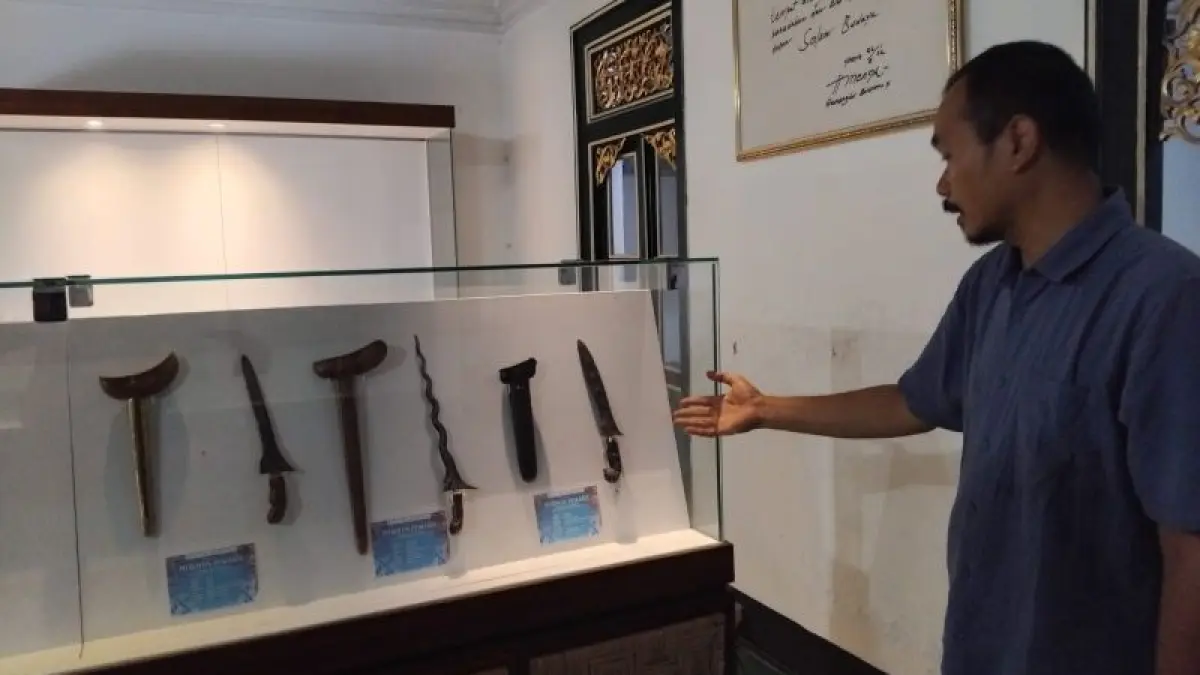 Kurator Pameran Taufiq Hermawan saat menjelaskan berbagai keris yang dipamerkan. (Rizky Wahyu/Radar Jogja)