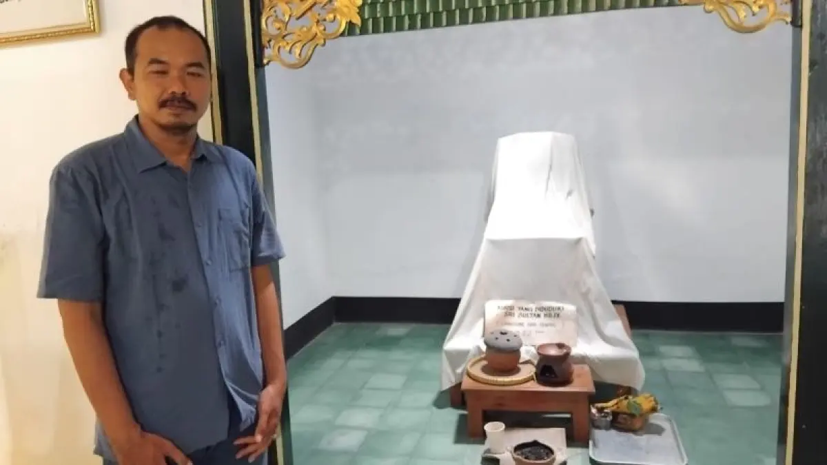Pengelola Cagar Budaya Grha Keris Taufiq Hermawan menunjukkan salah satu koleksi Grha Keris, yaitu kursi yang pernah diduduki Hamengku Buwono IX. (Rizky Wahyu/Radar Jogja)