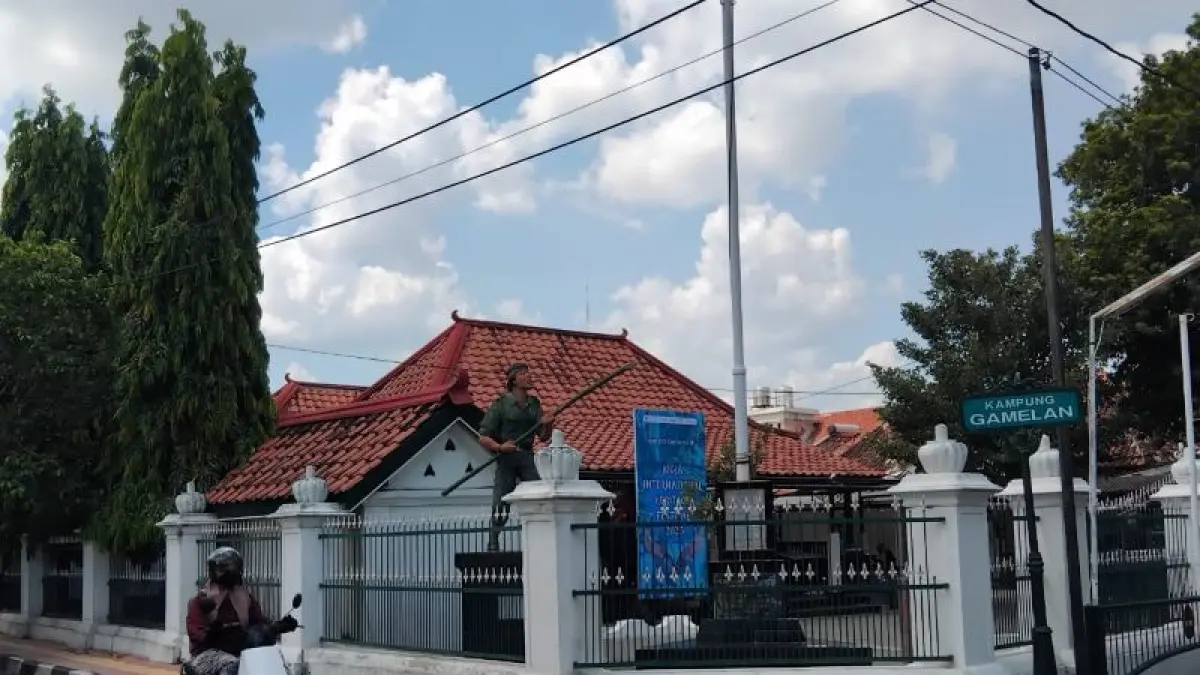 Suasana Cagar Budaya Grha Keris dan kursi yang digunakan Sri Sultan HB IX untuk atur strategi Serangan Umum 1 Maret. (Rizky Wahyu/Radar Jogja)