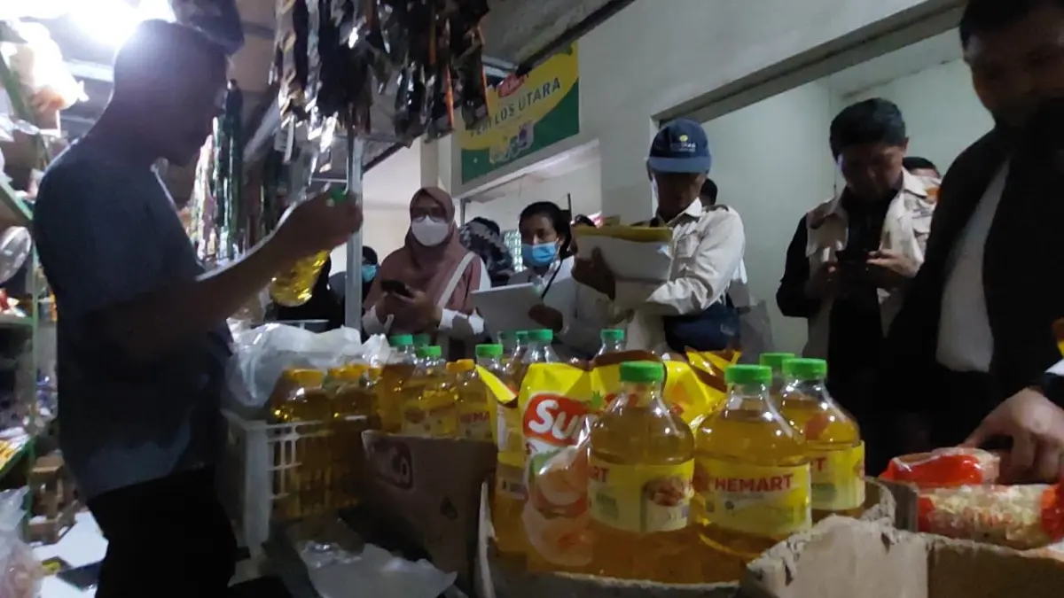 ANOM BAGASKORO/RADAR JOGJA- CEK: Satgas Pangan Polda DIJ melakukan pengecekan pasar melihat kondisi harga.