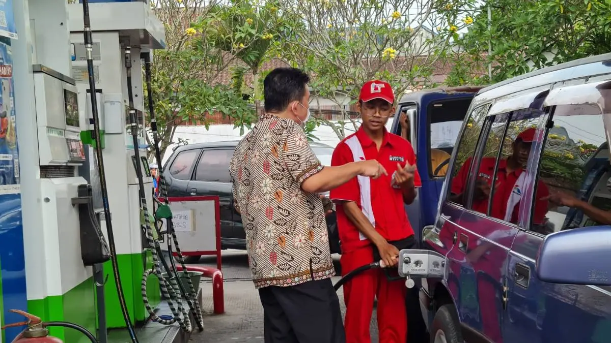 ANTRE: Petugas tengah mengisi BBM di salah satu SPBU di Kota Magelang - NAILA NIHAYAH/RADAR JOGJA