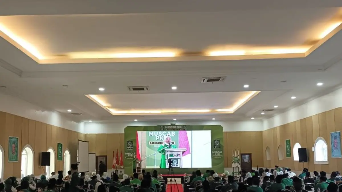 BERI ARAHAN: Wakil Ketua DPP PKB Ida Fauziyah memberikan arahan saat Musyawarah Cabang (Muscab) PKB Kebumen Minggu (19/4).&nbsp;(M Hafied/Radar Jogja)