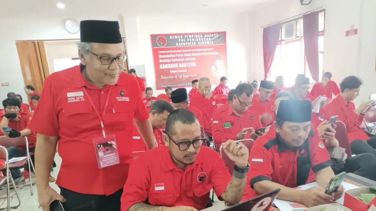 DIGITALISASI PARTAI : Kader PDI Perjuangan Kebumen sedang diberi arahan tentang penggunaan perangkat digital sebelum mengikuti seleksi calon ketua PAC yang berlangsung secara daring. (M Hafied/Radar Jogja)