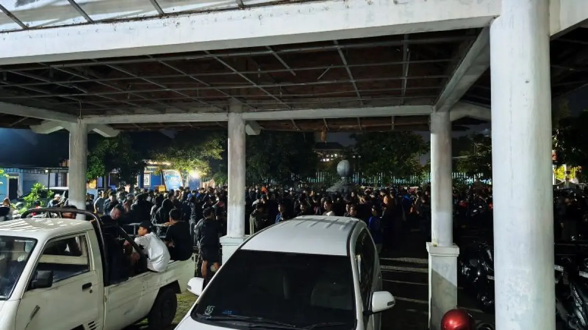 Para suporter PSIM Jogja yang berada di kawasan wisma PSIM Jogja Minggu (19/4) malam. (Fahmi Fahriza/Radar Jogja)