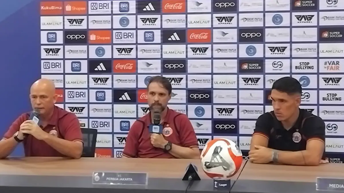 Pelatih Persija Jakarta Mauricio Souza (tengah). (Rizky Wahyu/Radar Jogja)