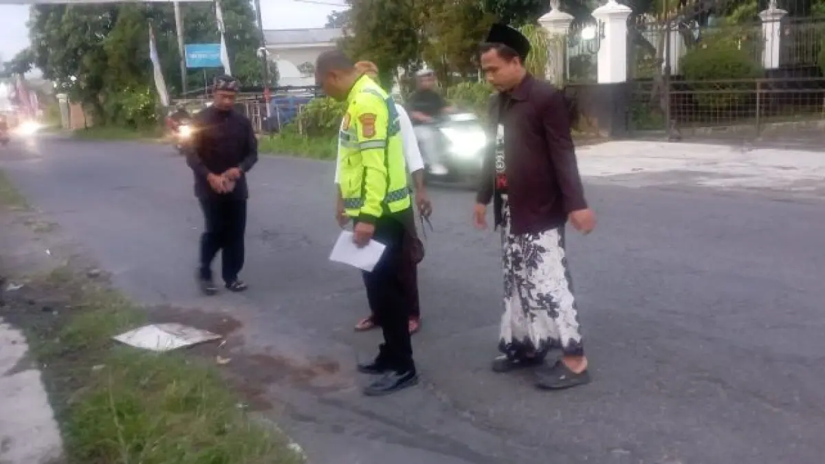 Pengecekan tempat kejadian perkara tabrak lari. (Dokumentasi Polresta Sleman)