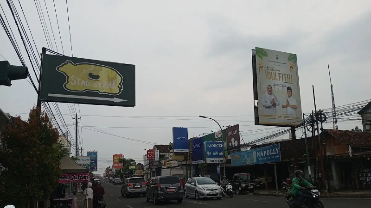 Pengendara sedang melintas di area jalan Raya Kepek Wonosari. Yusuf Bastiar/Radar Jogja
