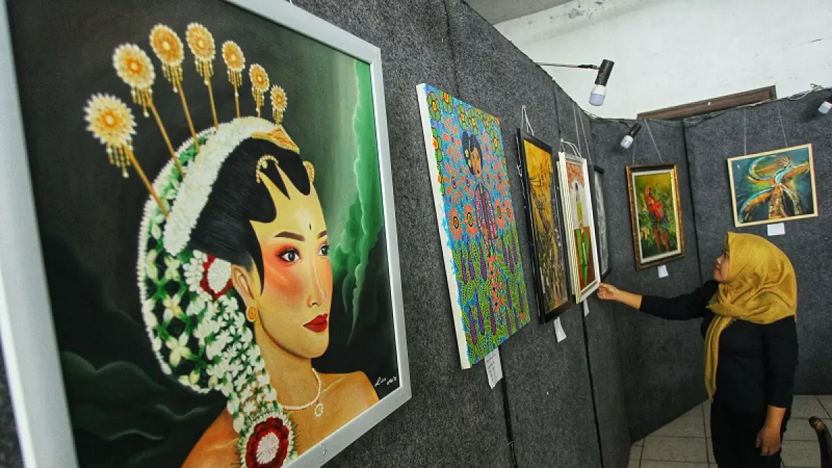 Pengunjung mengamati lukisan karya 21 pelukis perempuan asal Jogja dan Surakarta dalam pameran bertajuk "Kartini dan Perempuan Mataram", di Galeri Saptohoedojo, Sleman, Minggu (19/4/2026).&nbsp;GUNTUR AGA TIRTANA
