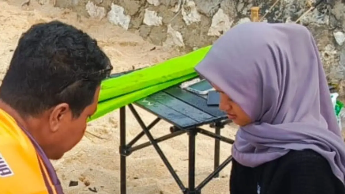Personel satlinmas rescue sedang menangani wisatawan asal Kulon Progo yang cedera karena tergulung ombak pantai Watu Kodok - Dokumentasi/Satlinmas Rescue Istimewa Wilayah II Baron: 