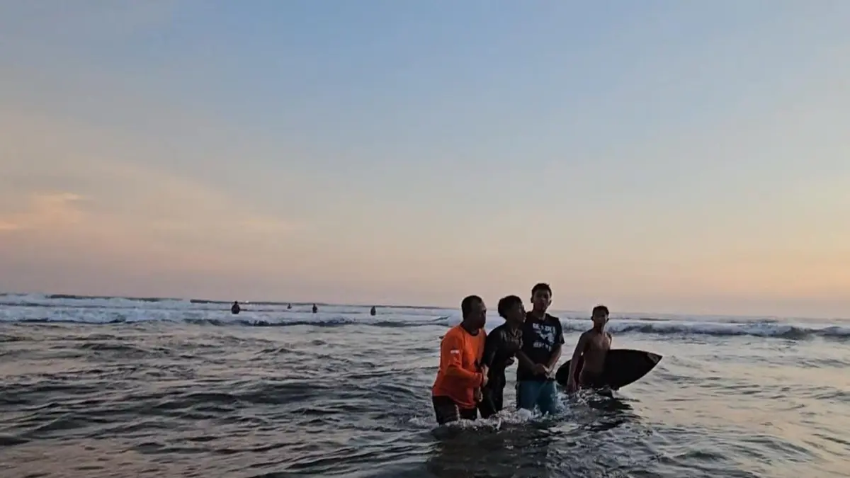 Petugas SAR Pantai Parangtritis berhasil menyelamatkan satu korban yang terseret arus di Pantai Parangtritis Minggu (19/4). (Dokumentasi Basarnas DIY)