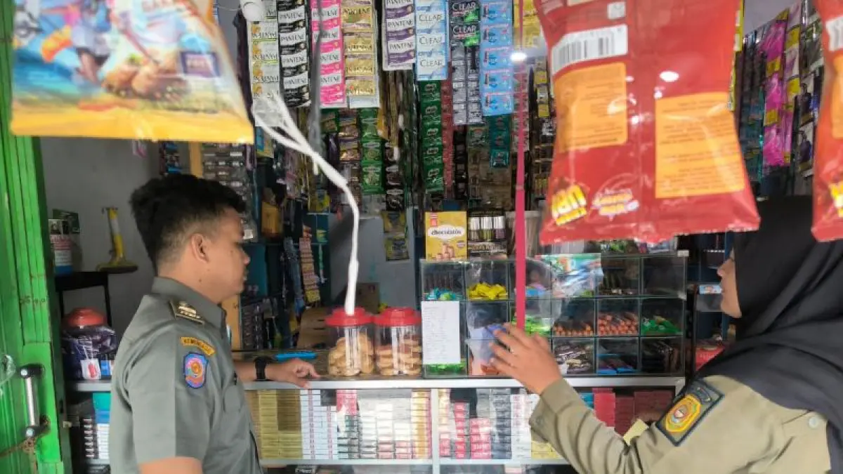 Petugas Satpol PP Bantul tengah memantau penjualan rokok ilegal di warung yang berada di Sewon Kamis (16/4). (Dokumentasi Satpol PP Bantul)