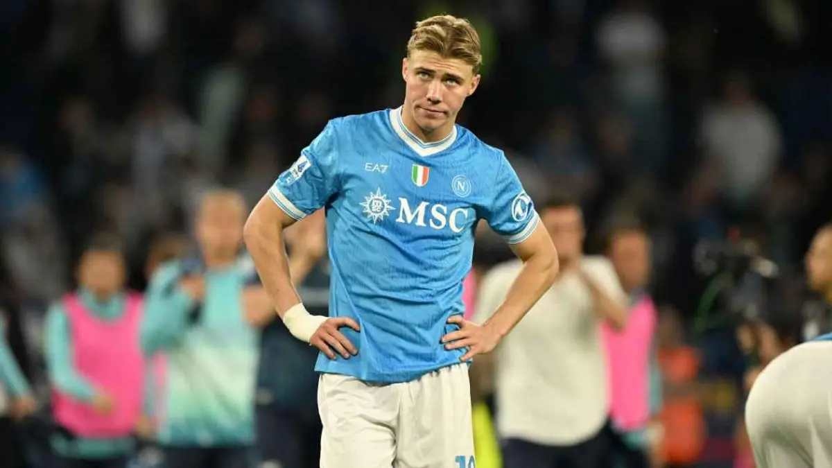 Raut kekecewaan dari penyerang Napoli, Rasmus Hojlund dalam kekalahan dari Lazio di Serie A. (getty images)