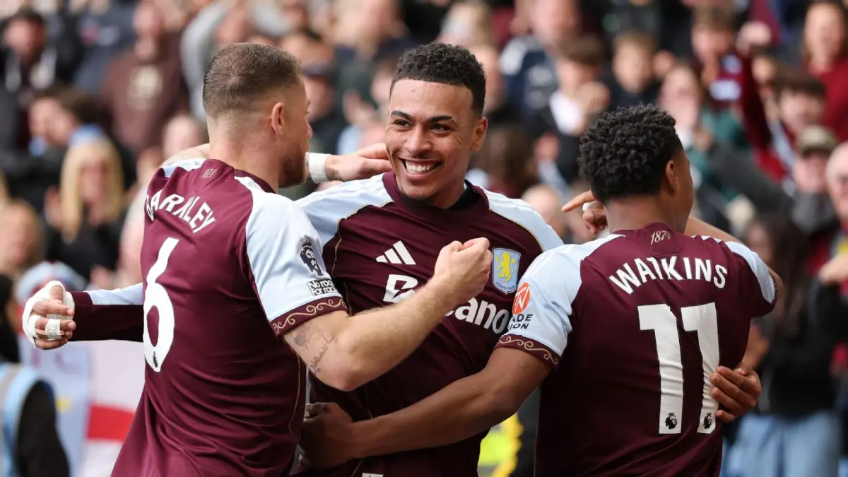 Selebrasi para pemain Aston Villa dalam kemenangan atas Sunderland di Villa Park.