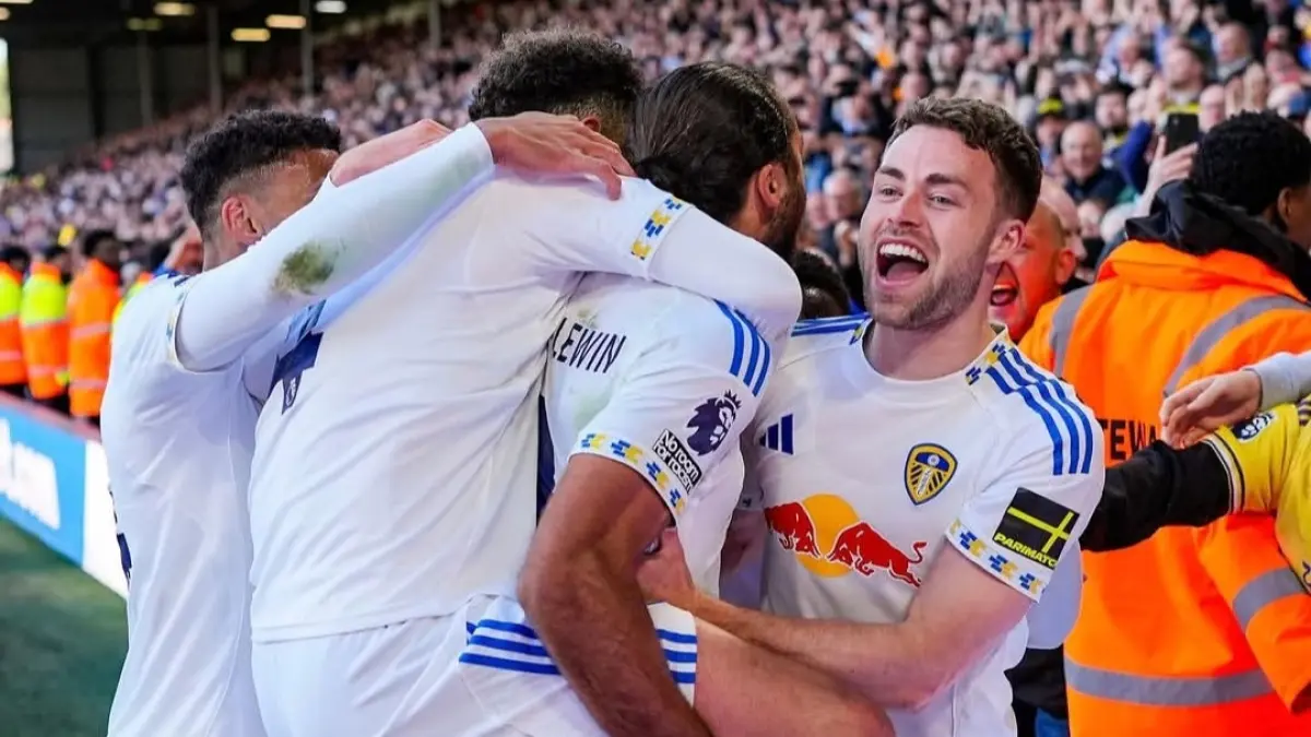 Selebrasi para pemain Leeds United dalam kemenangan atas Wolves di Premier League.
