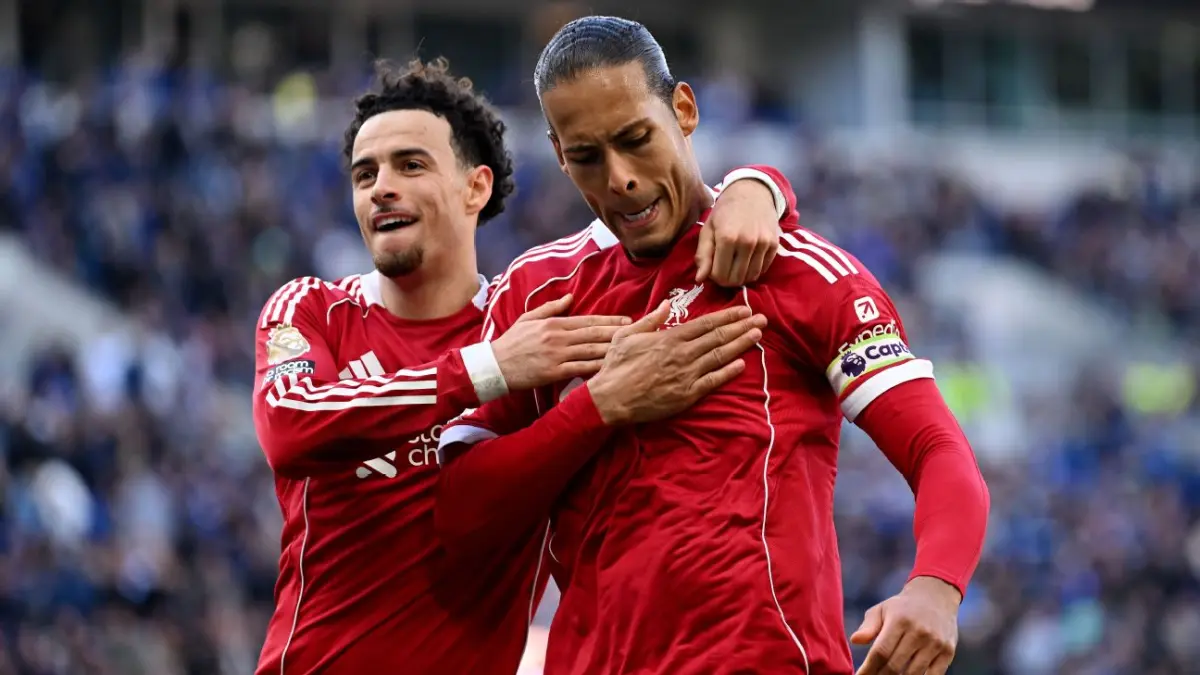 Selebrasi Virgil van Dijk setelah mencetak gol kemenangan Liverpool dalam derbi Merseyside Premier League melawan Everton.