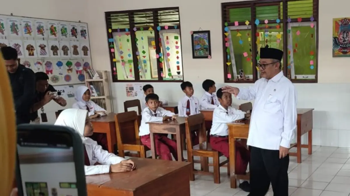 TURUN LAPANGAN: Mendikdasmen Abdul Mu