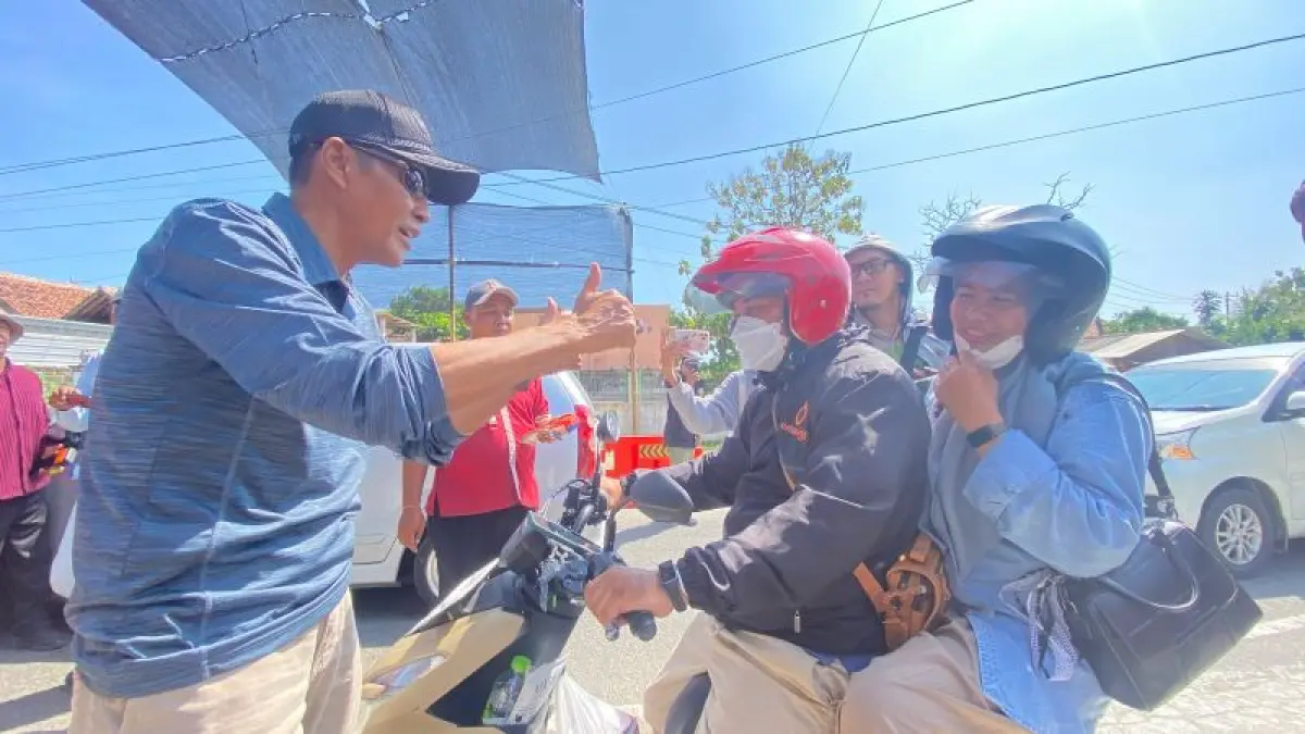 Wakil Bupati Bantul Aris Suharyanta sedang memberikan imbauan kepada wisatawan yang ke Gunungkidul agar tidak membayar retribusi di TPR Parangtritis Minggu (19/4). (Cintia Yuliani/Radar Jogja)