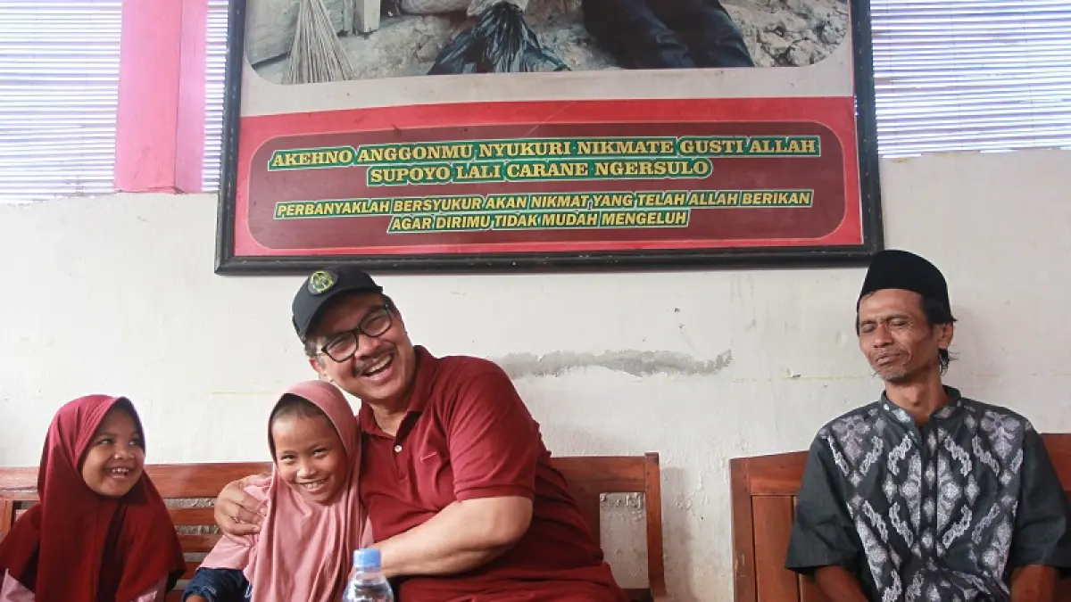 Wali Kota Jogja, Hasto Wardoyo, bercengkerama dengan Azizah yang kini tinggal di Yayasan Rumah Singgah Bumi Damai, Kemantren Kotagede, Kota Jogja, Minggu (19/4/2026). Guntur Aga Tirtana/Radar Jogja