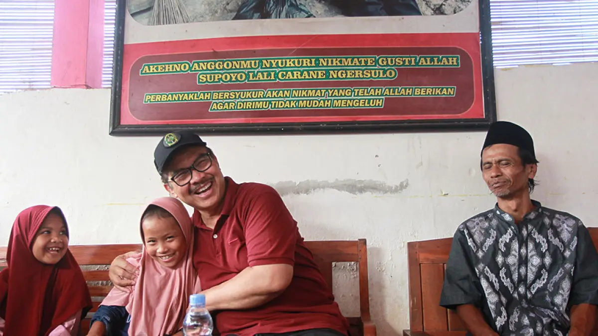 Wali Kota Jogja, Hasto Wardoyo, saat menyambangi Azizah dan ayahnya, Hermanto, yang ditampung di Yayasan Rumah Singgah Bumi Damai, Kemantren Kotagede, Kota Jogja, kemarin (19/4). Foto : Guntur Aga Tirtana/Radar Jogja