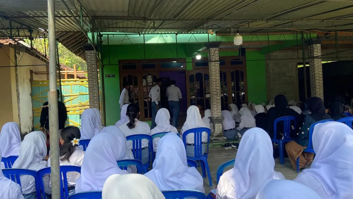 BERDUKA: Beberapa pelayat sedang berada di rumah duka pelajar yang tewas akibat dikeroyok di Lapangan Gadung Mlaten, Caturharjo, Pandak, Selasa (14/4/2026) malam. Cintia&nbsp;Yuliani/Radar Jogja