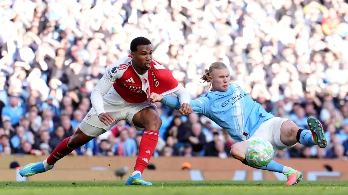 Erling Haaland beradu dengan Gabriel sebelum mencetak gol kemenangan Manchester City atas Arsenal.