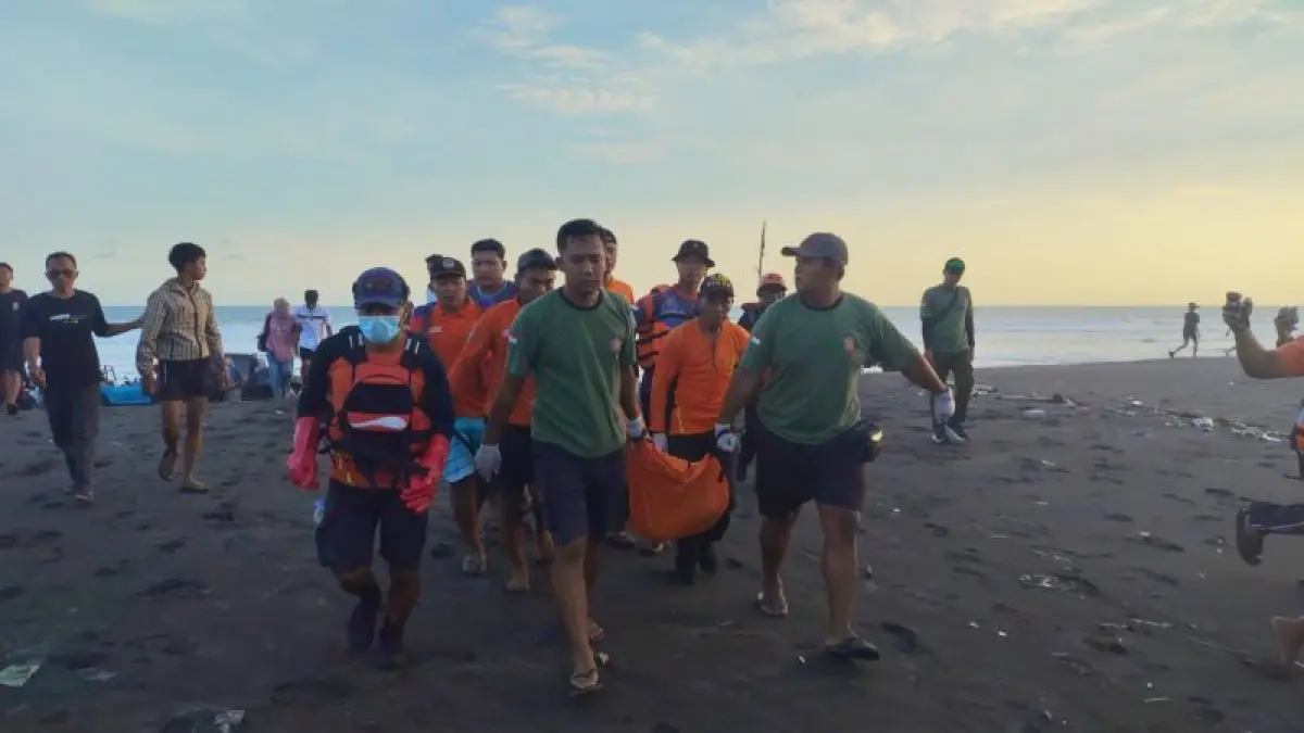EVAKUASI: Tim SAR saat mengamankan korban korban laka laut Angger Raditya Nanda Pradana di Pantai Depok Senin (20/4). (Dokumentasi SAR DIY)
