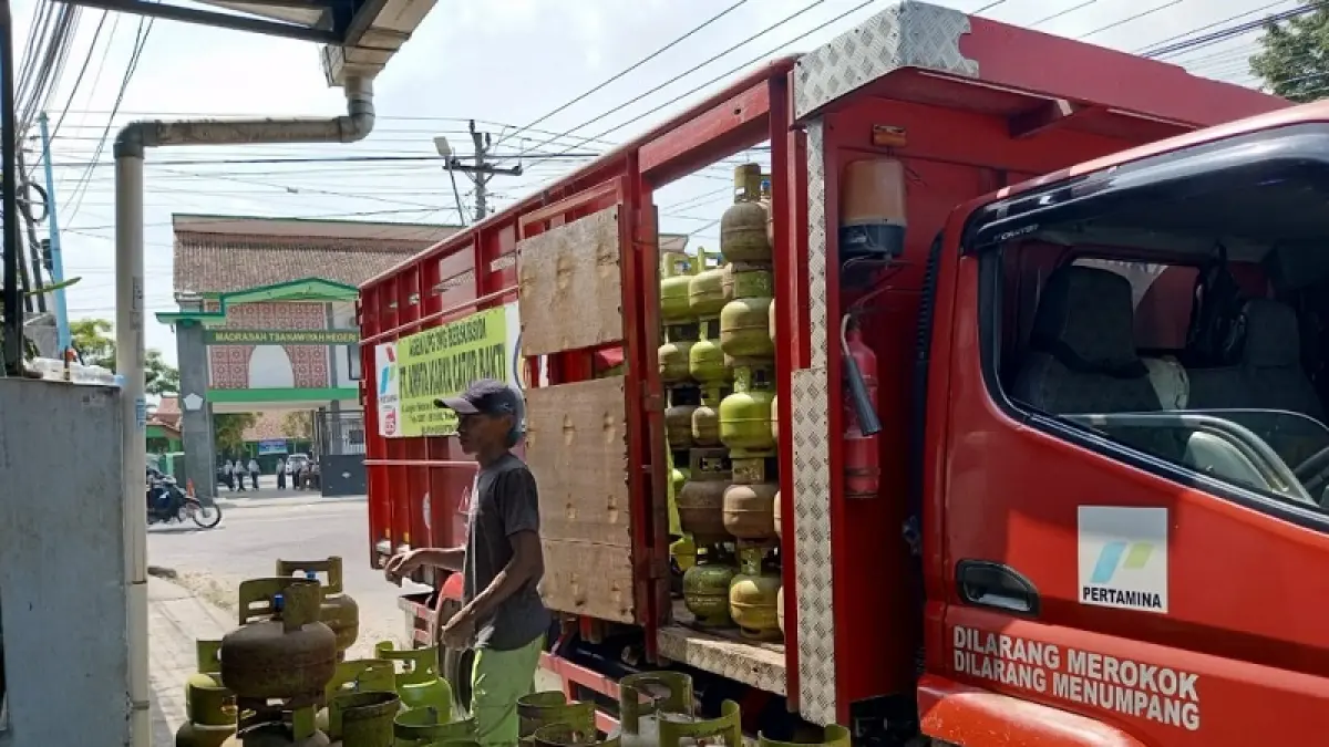 GAS MELON : Pekerja sedang bongkar muatan berisi tabung gas elpiji subsidi di salah satu agen di Kebumen. (M Hafied/Radar Jogja)