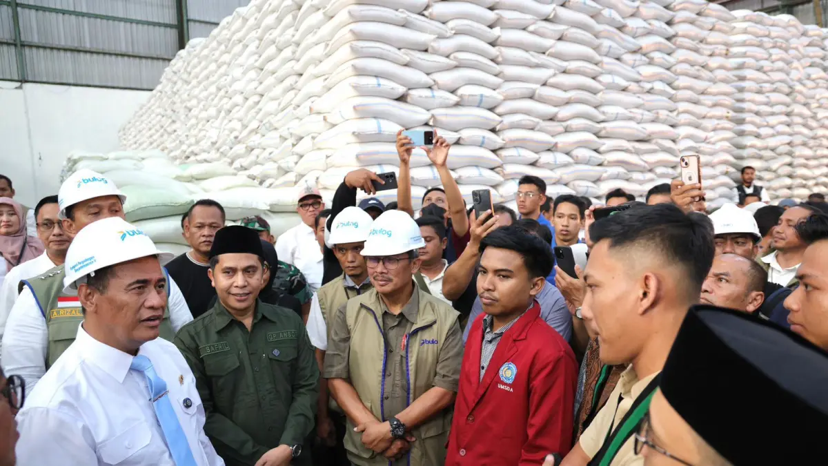 Kunjungan ke gudang Perum Bulog Sidoarjo bersama Menteri Pertanian (Mentan) Andi Amran Sulaiman yang memperlihatkan kondisi stok beras nasional