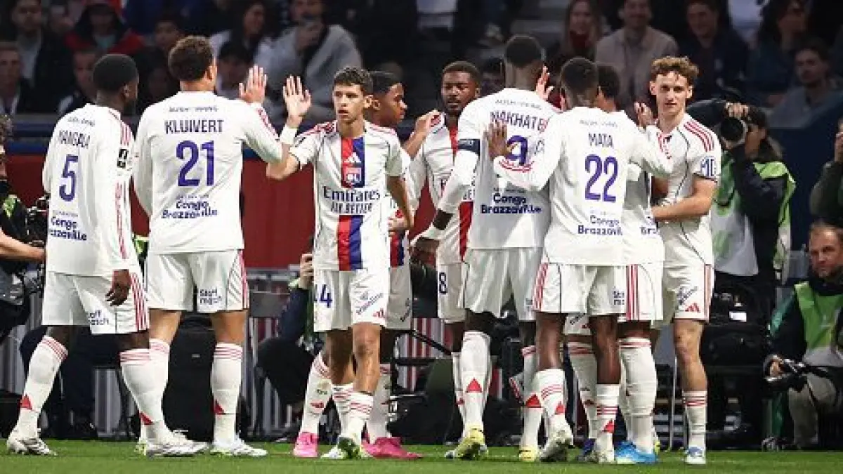 Para pemain Lyon rayakan kemenangan atas Paris Saint Germain di Parc Des Princes.