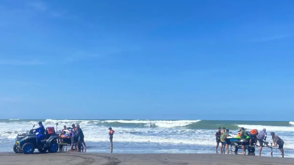 PENCARIAN: TIM SAR sedang mencari korban menggunakan jetski di Pantai Parangtritis Senin (20/4) - Cintia Yuliani/Radar Jogja